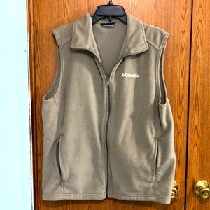 Men’s Columbia fleece zip up vest with zip up pockets. Size L.